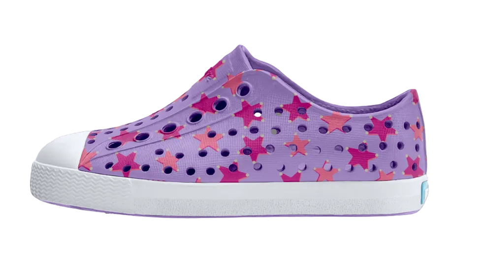 Purple sneaker with star pattern on a gray background